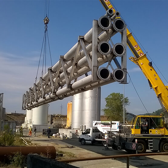 pipe rack - 6 big pipes - crane